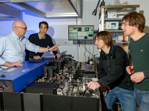 Stefan Hell (li.) und sein Team optimieren ihr MINFLUX Fluoreszenzmikroskop. Quelle/Rechte: MPI für biophysikalische Chemie, Göttingen